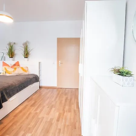 Lutherviertel-apartment Mit 2 Sz In Uni-naehe Апартаменты Хемниц